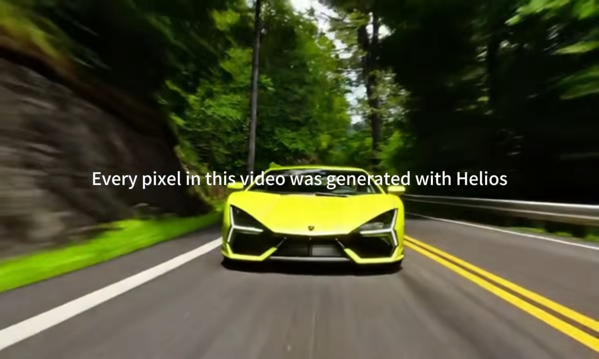 Gelber Sportwagen auf Waldstraße mit Overlay-Text über KI-Videoerzeugung durch Helios